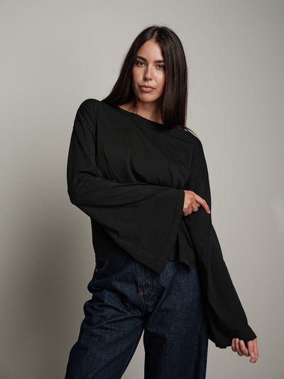 Blusa negra con mangas acampanadas – Nueva colección | PREPEDIDO 25/09