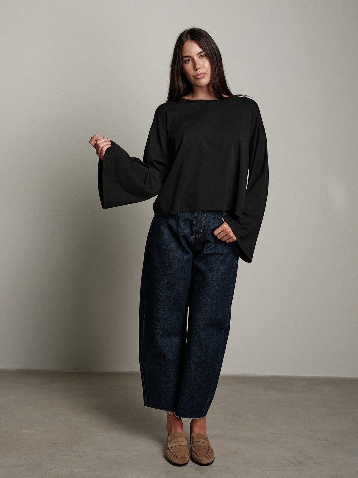 Blusa negra con mangas acampanadas – Nueva colección | PREPEDIDO 25/09