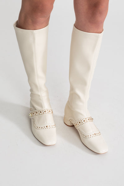 Botas Altas con Tachuelas y Correa de Perlas – Marfil