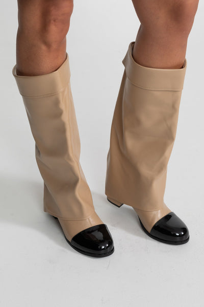 Botas Altas con Puntera de Charol y Puño Doblado – Beige/Negro