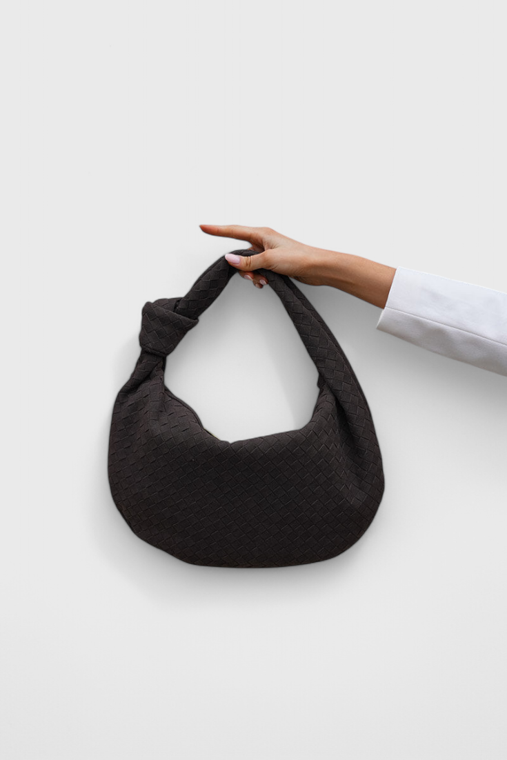 Bolso mediano tejido en lila con elegante detalle de nudo