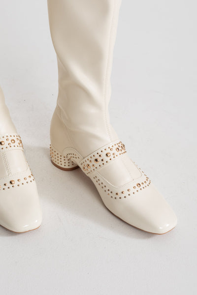 Botas Altas con Tachuelas y Correa de Perlas – Marfil