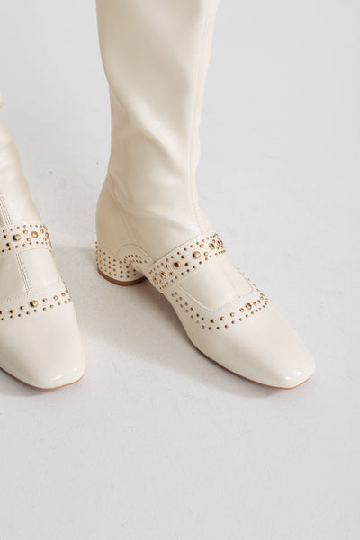 Botas Altas con Tachuelas y Correa de Perlas – Marfil