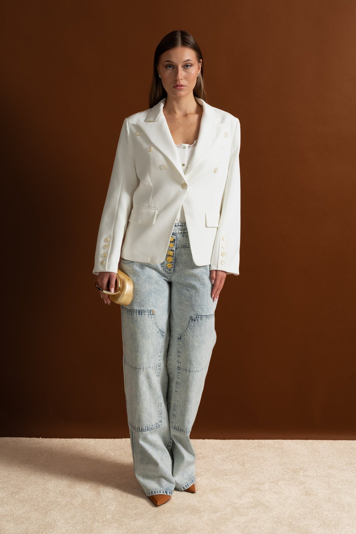 Blazer Cruzado Entallado con Solapas Pico – Blanco