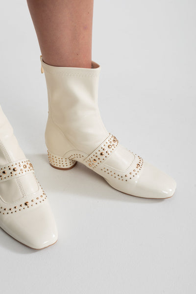 Botines con Tachuelas y Correa de Perlas – Marfil