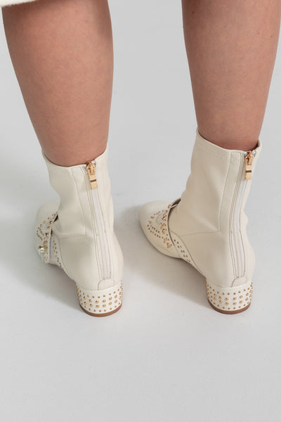 Botines con Tachuelas y Correa de Perlas – Marfil