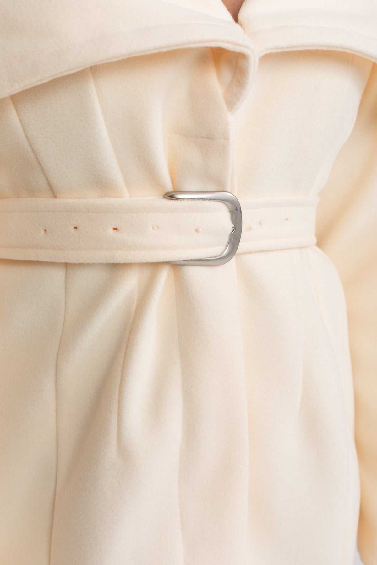 Abrigo Largo con Cuello Capa – Marfil
