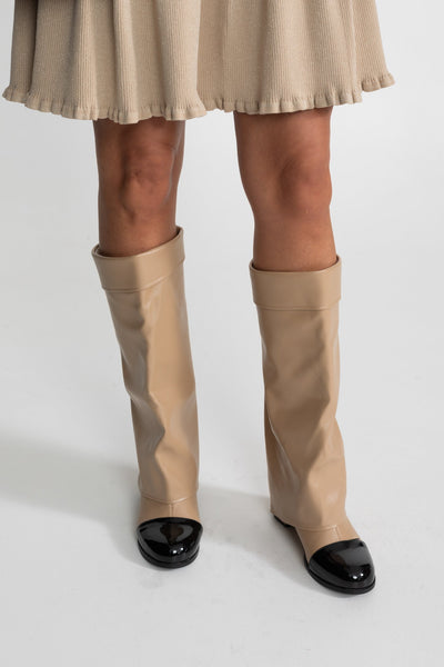 Botas Altas con Puntera de Charol y Puño Doblado – Beige/Negro