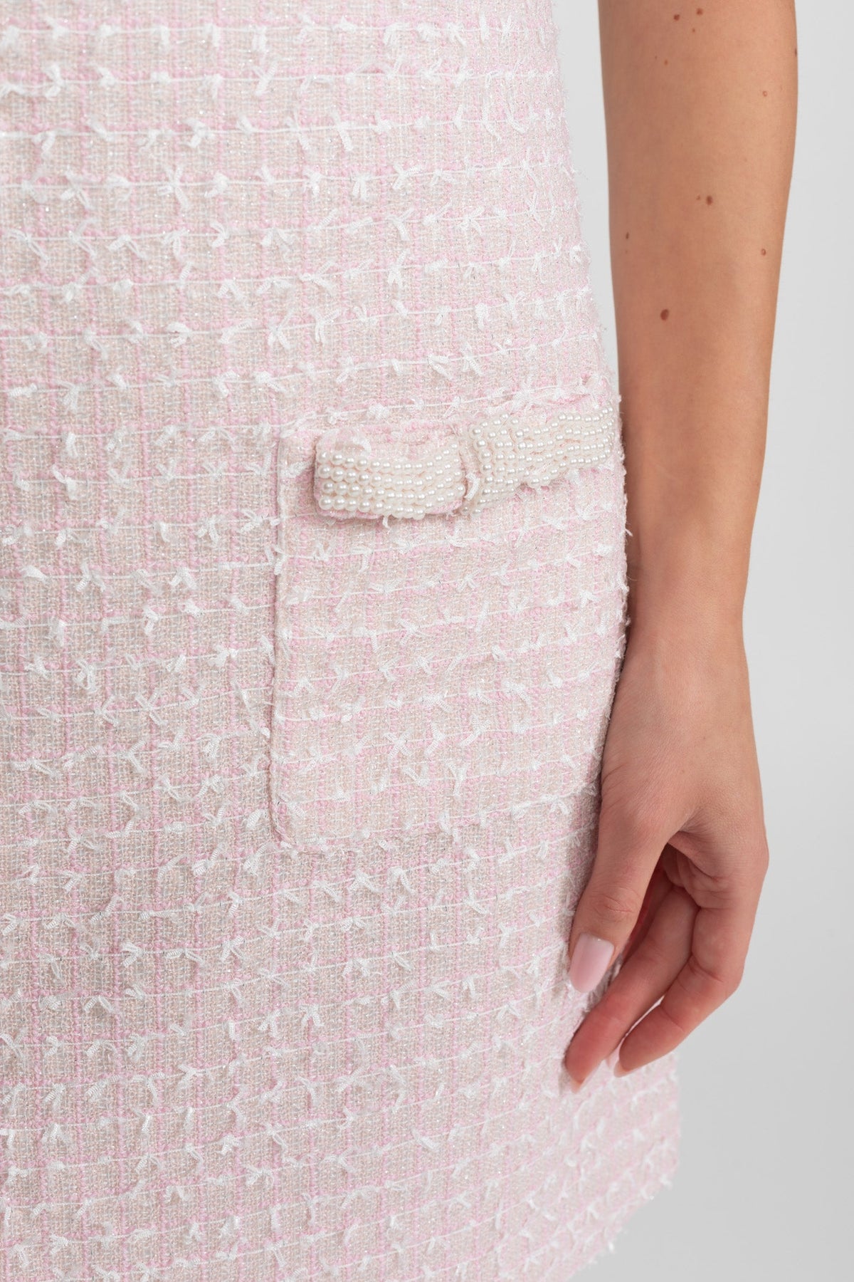 Vestido Mini de Tweed con Detalle de Perlas – Rosa Claro