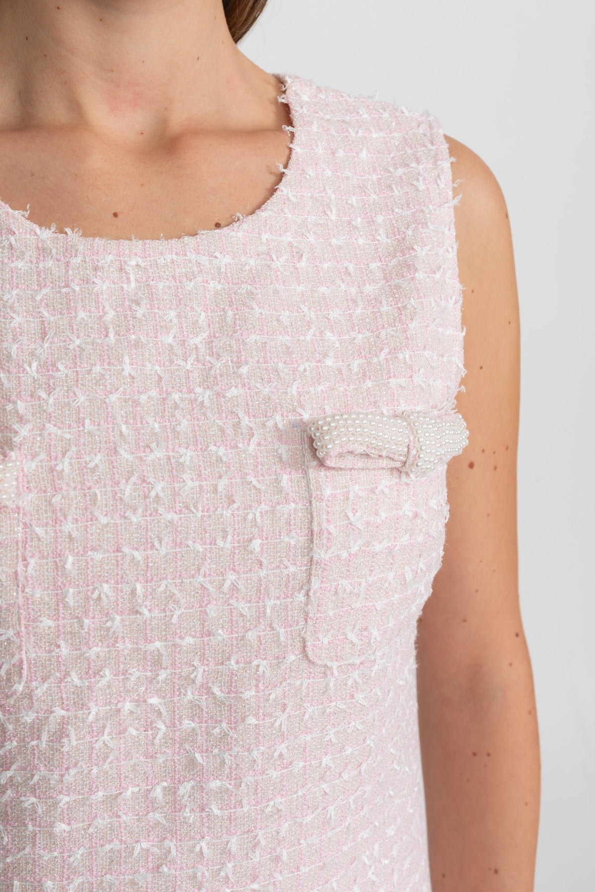 Vestido Mini de Tweed con Detalle de Perlas – Rosa Claro