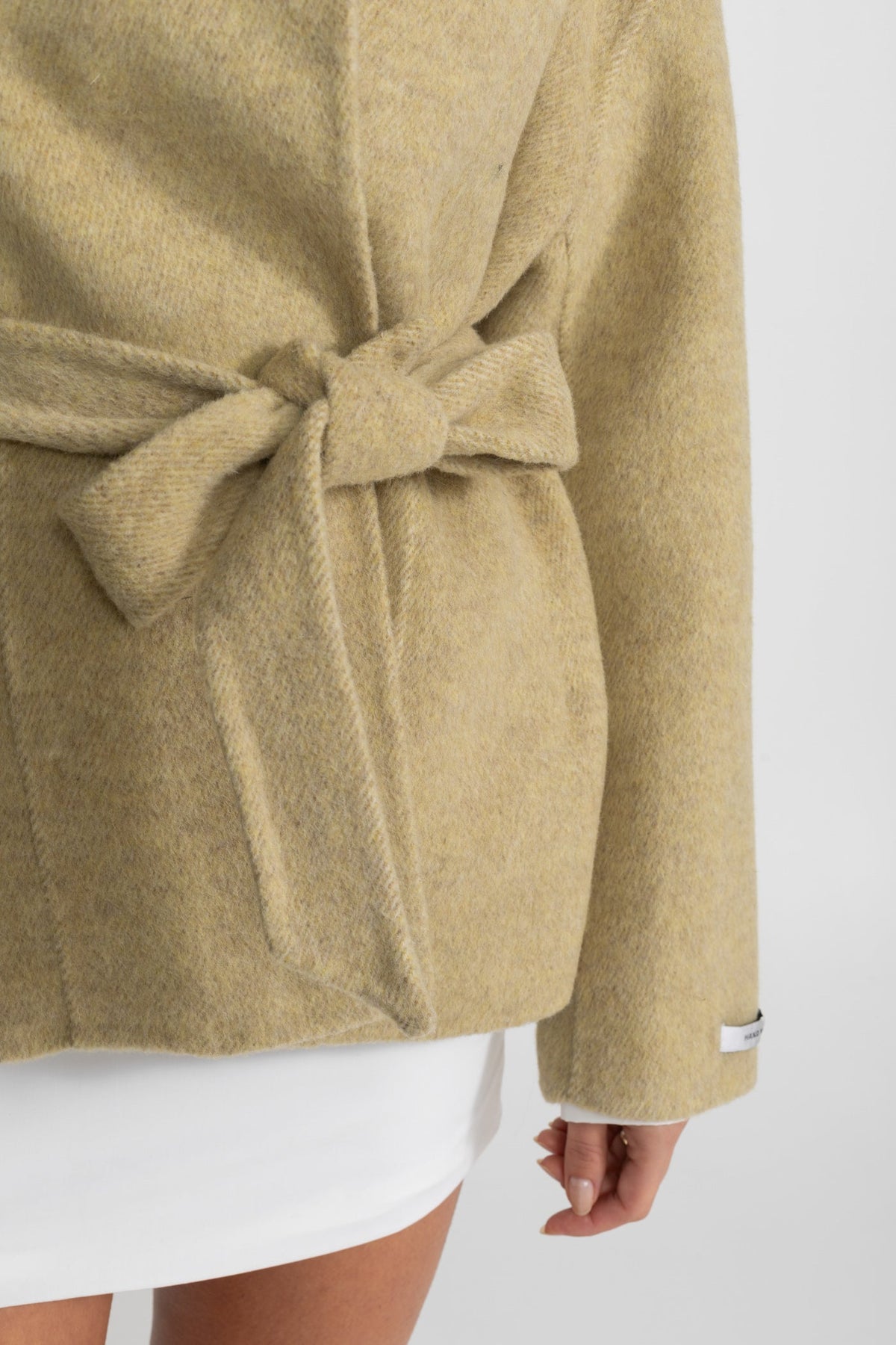Abrigo Corto con Cinturón y Cuello Alto – Beige