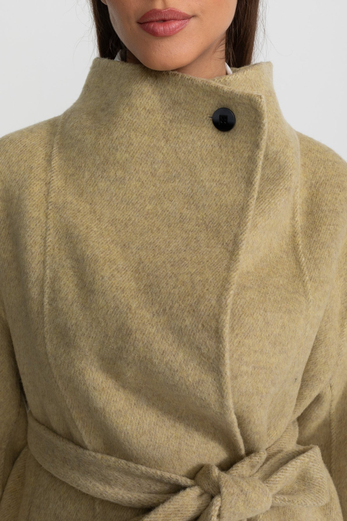 Abrigo Corto con Cinturón y Cuello Alto – Beige