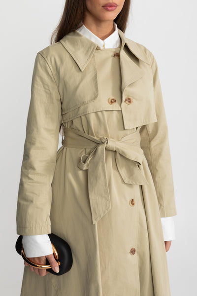 Gabardina Larga con Cinturón y Bajo Asimétrico – Beige
