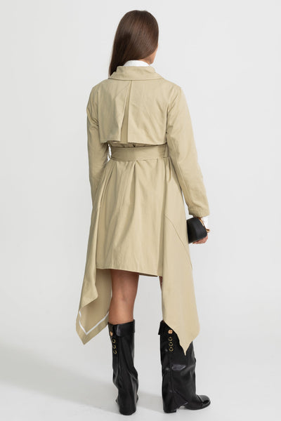 Gabardina Larga con Cinturón y Bajo Asimétrico – Beige