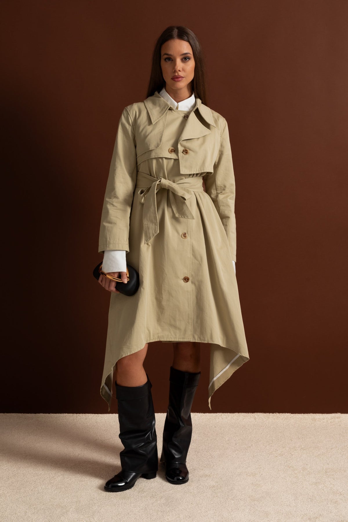 Gabardina Larga con Cinturón y Bajo Asimétrico – Beige