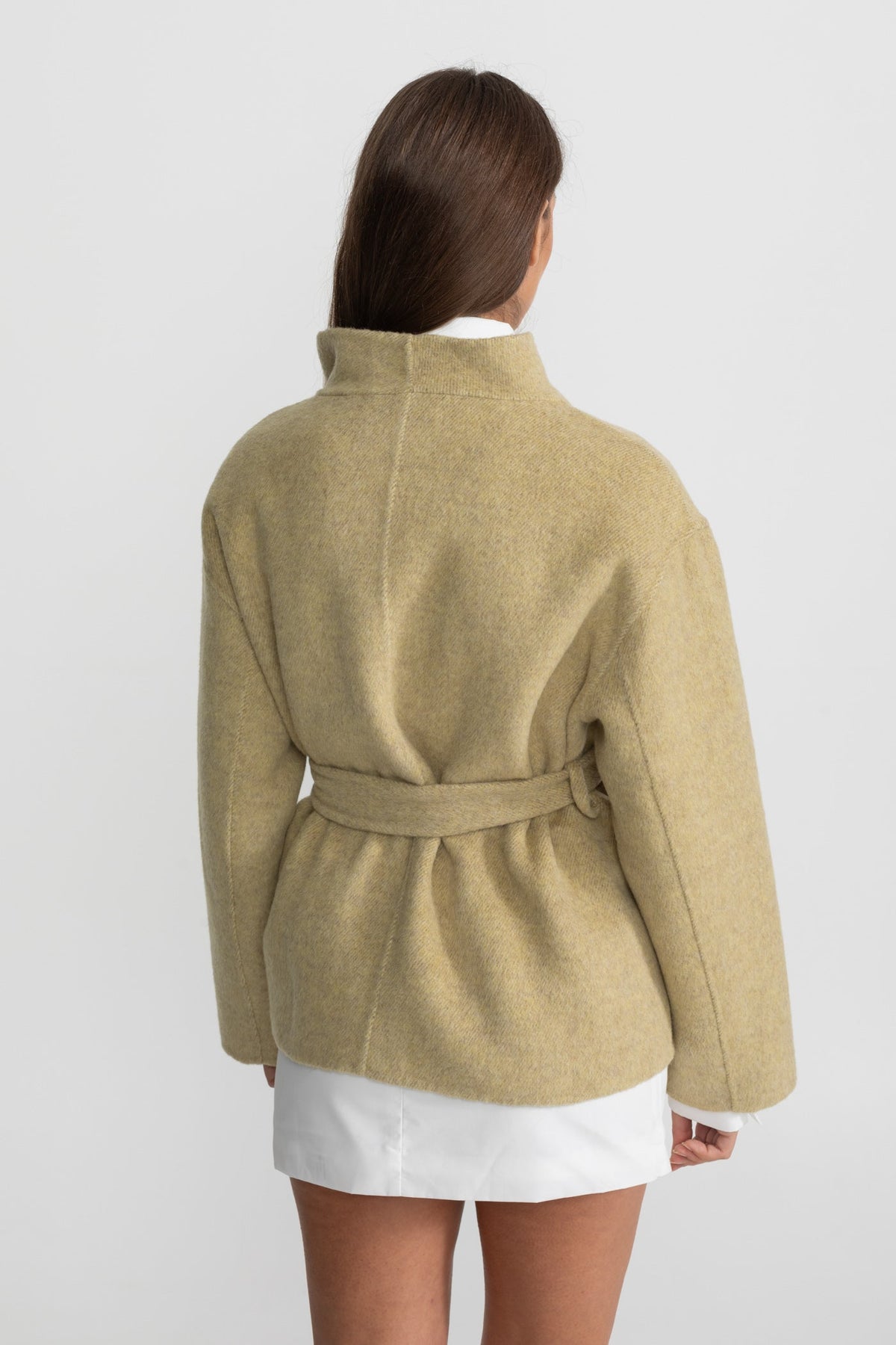 Abrigo Corto con Cinturón y Cuello Alto – Beige