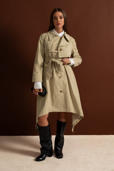 Gabardina Larga con Cinturón y Bajo Asimétrico – Beige