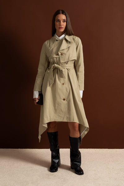 Gabardina Larga con Cinturón y Bajo Asimétrico – Beige