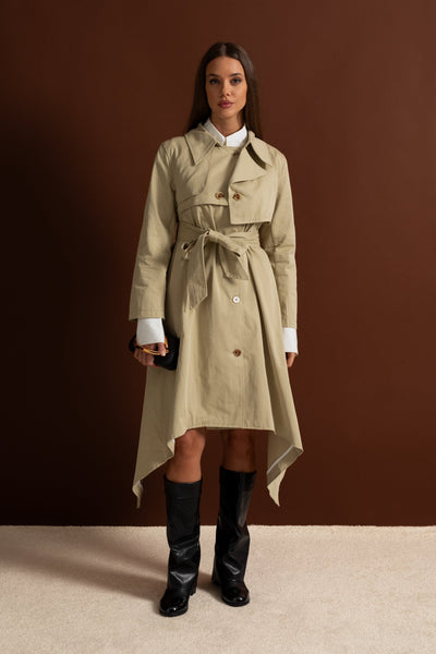 Gabardina Larga con Cinturón y Bajo Asimétrico – Beige