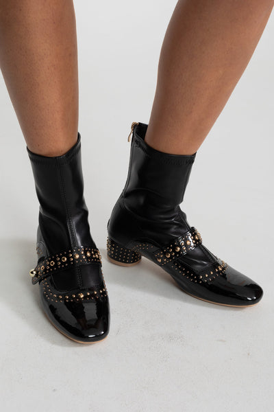 Botines con Tachuelas y Correa de Perlas – Negro
