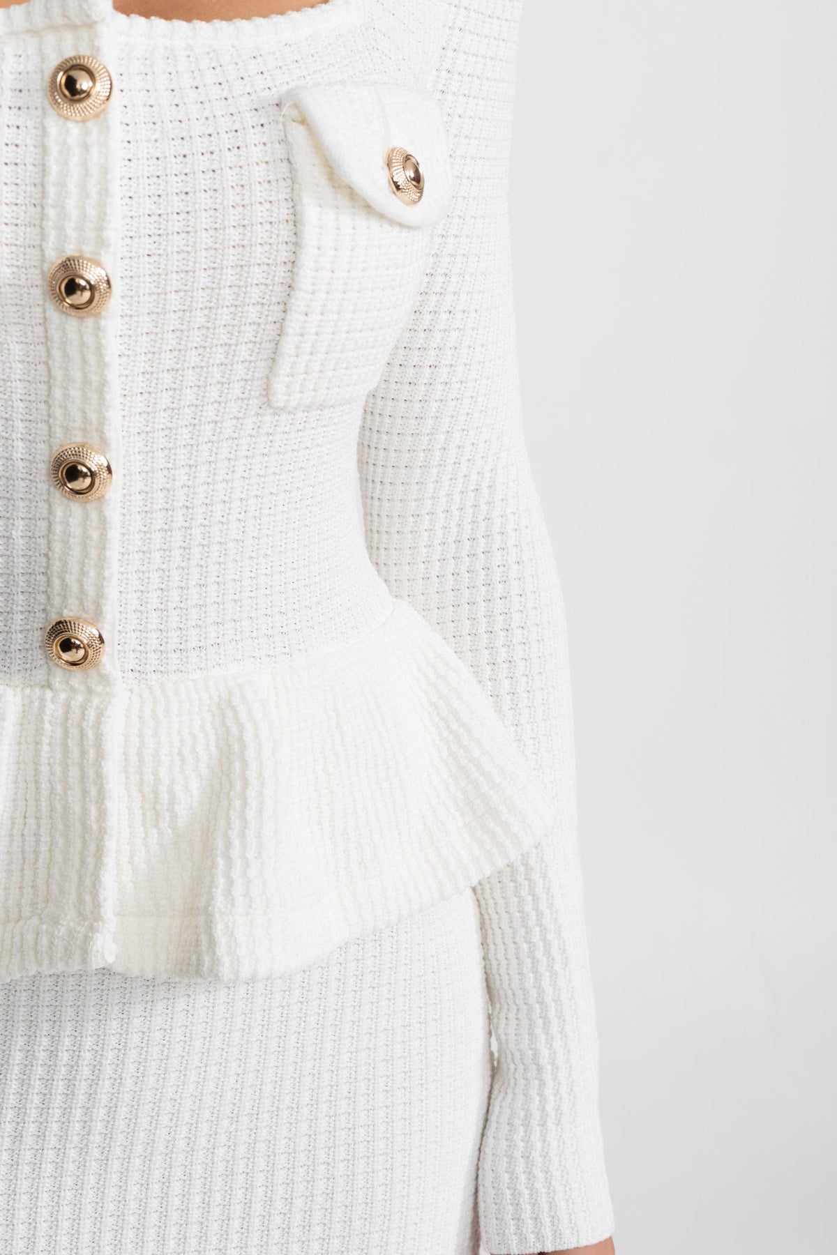 Vestido de Punto Texturizado con Peplum y Botones Dorados – Blanco