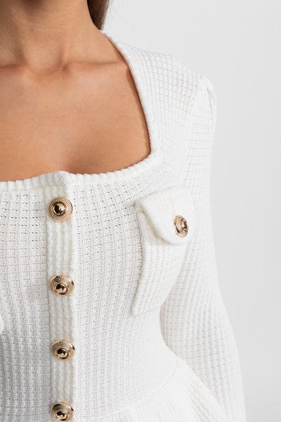 Vestido de Punto Texturizado con Peplum y Botones Dorados – Blanco