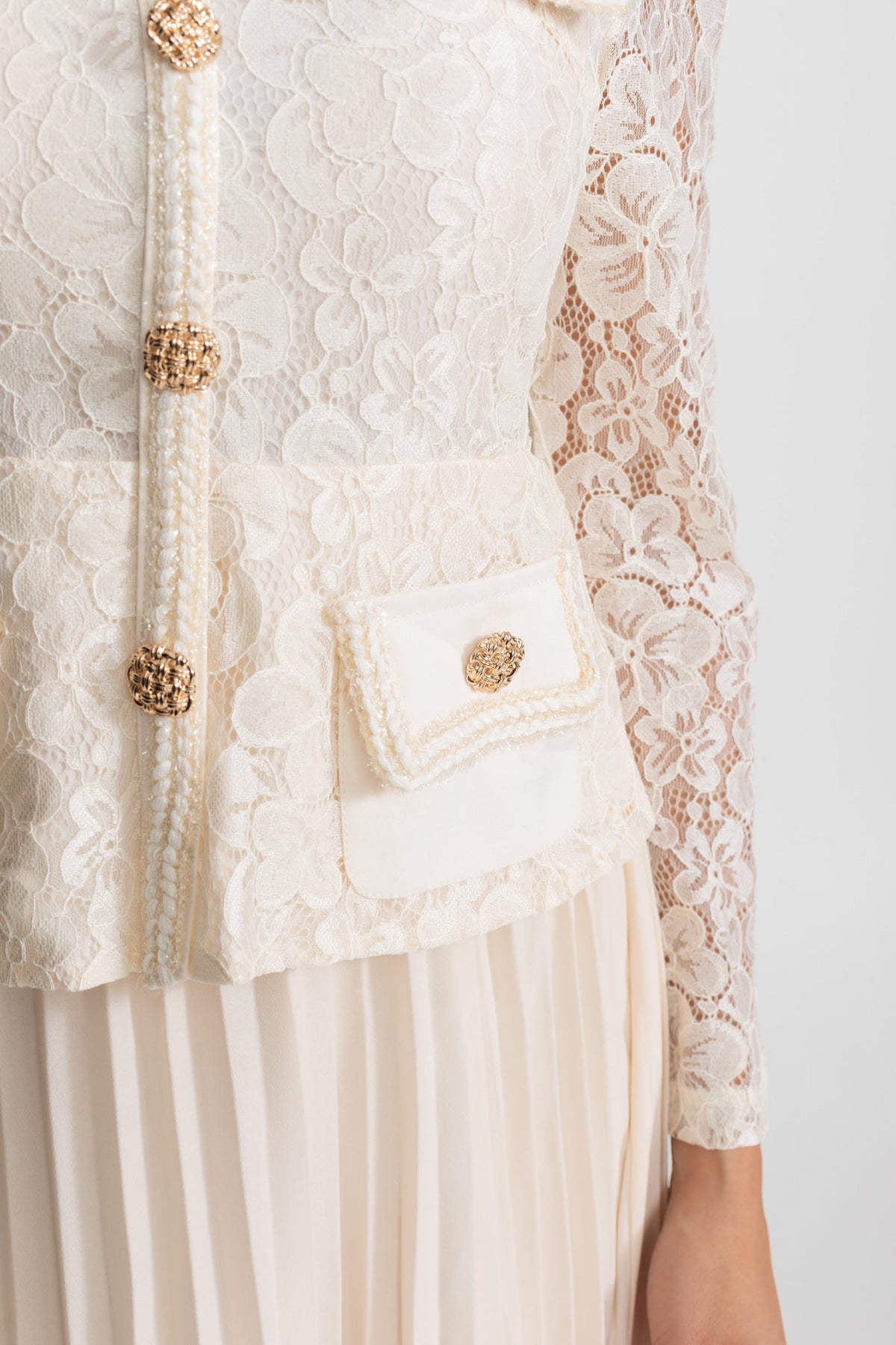 Vestido Midi de Encaje y Plisado con Botones Dorados – Marfil