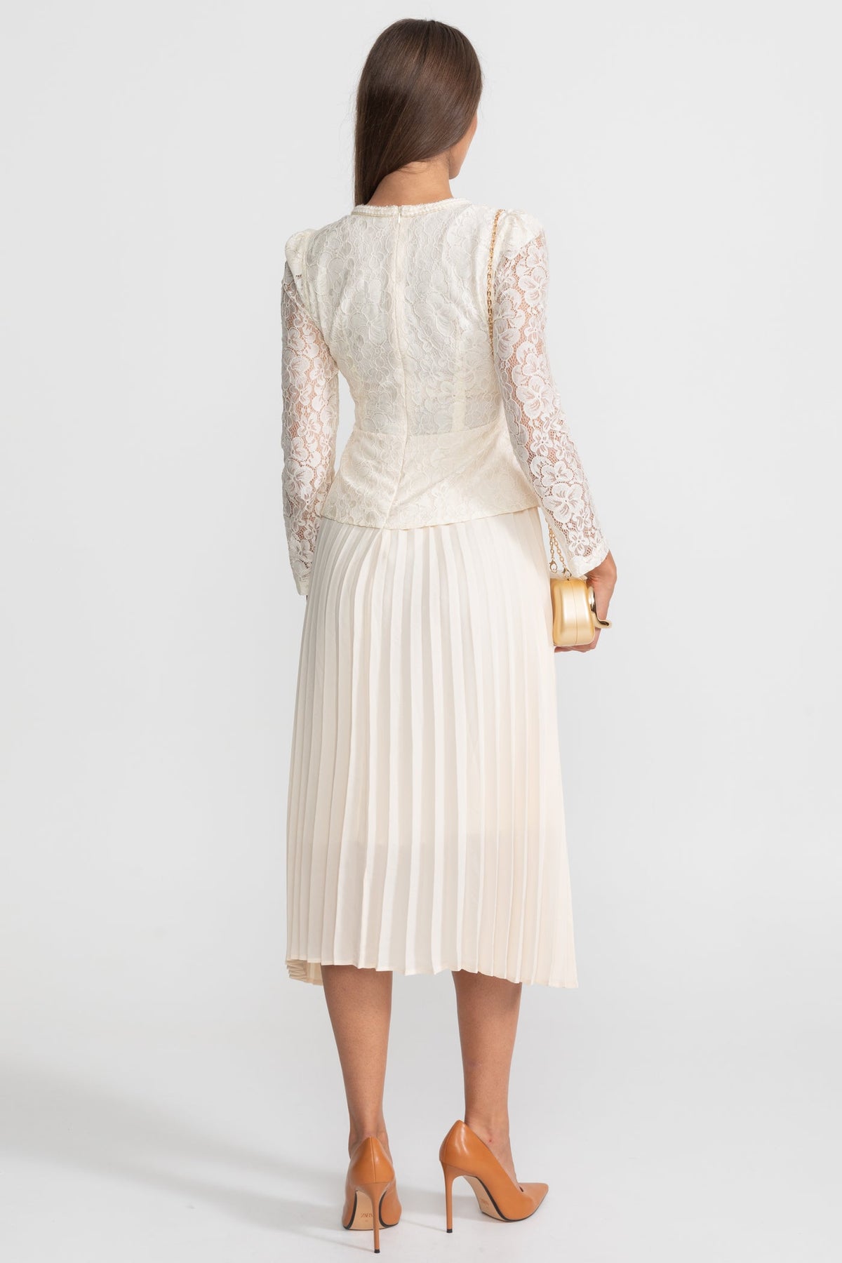 Vestido Midi de Encaje y Plisado con Botones Dorados – Marfil