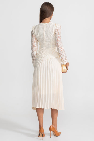 Vestido Midi de Encaje y Plisado con Botones Dorados – Marfil