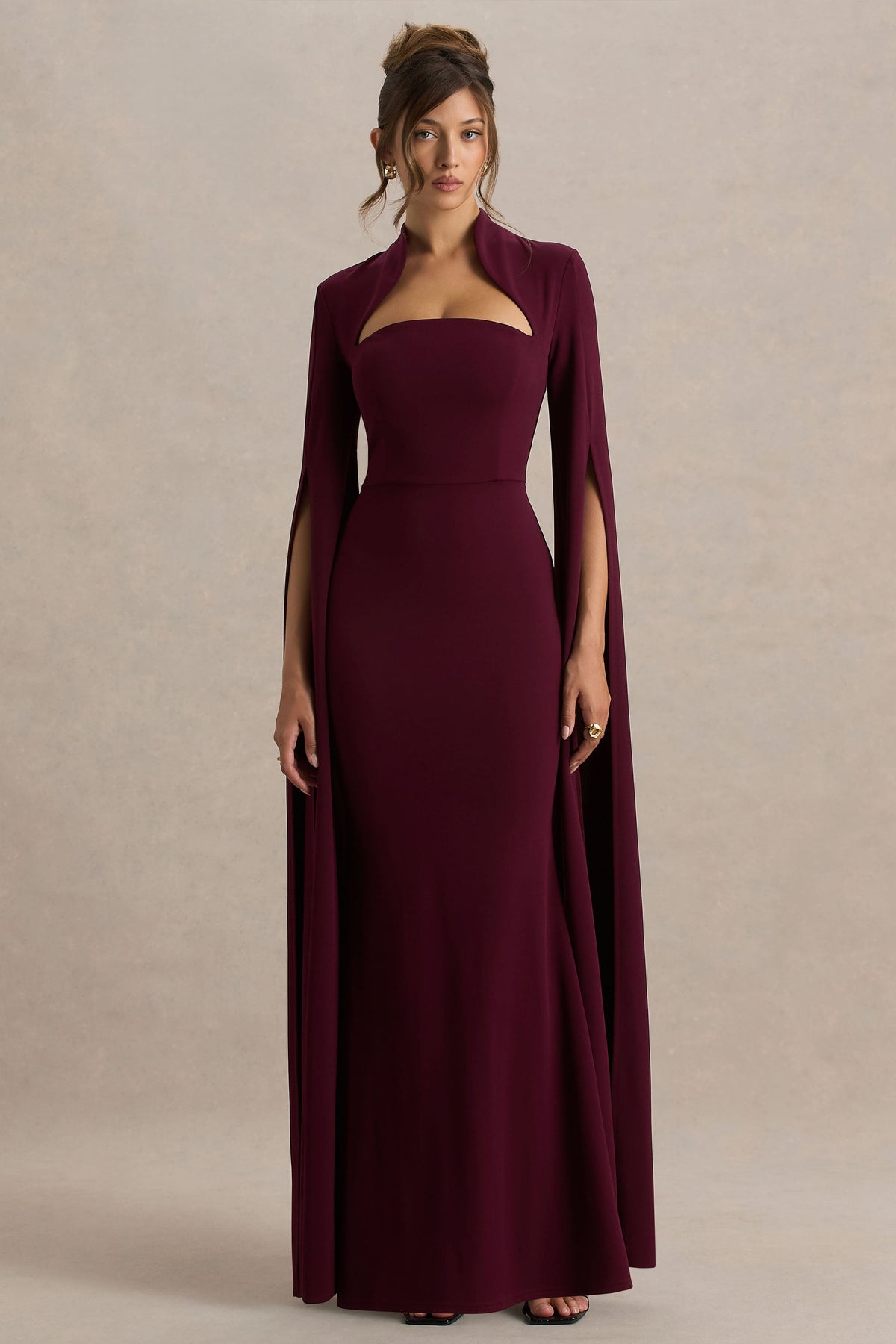 Esme | Vestido Largo Burdeos con Escote Cuadrado y Mangas Tipo Capa