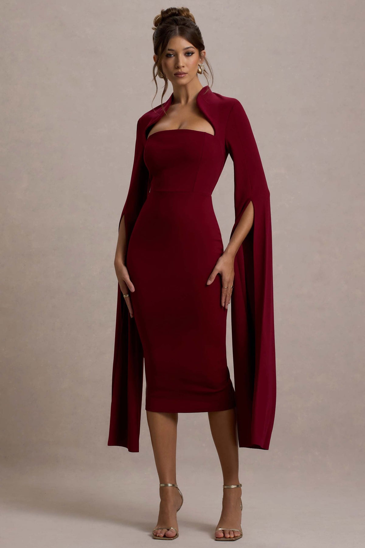 Linden | Vestido midi ajustado al cuerpo con mangas capa en color baya