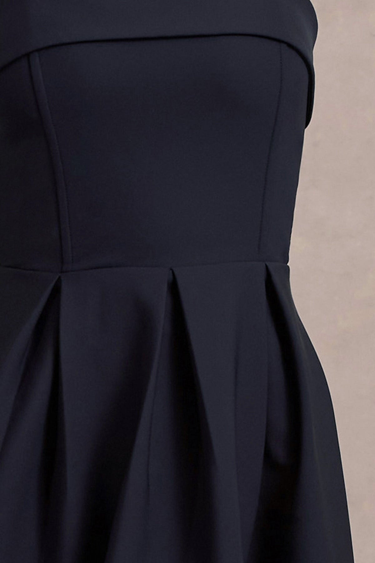 Annalise | Vestido Midi Azul Marino De Bandeau Con Falda Plisada