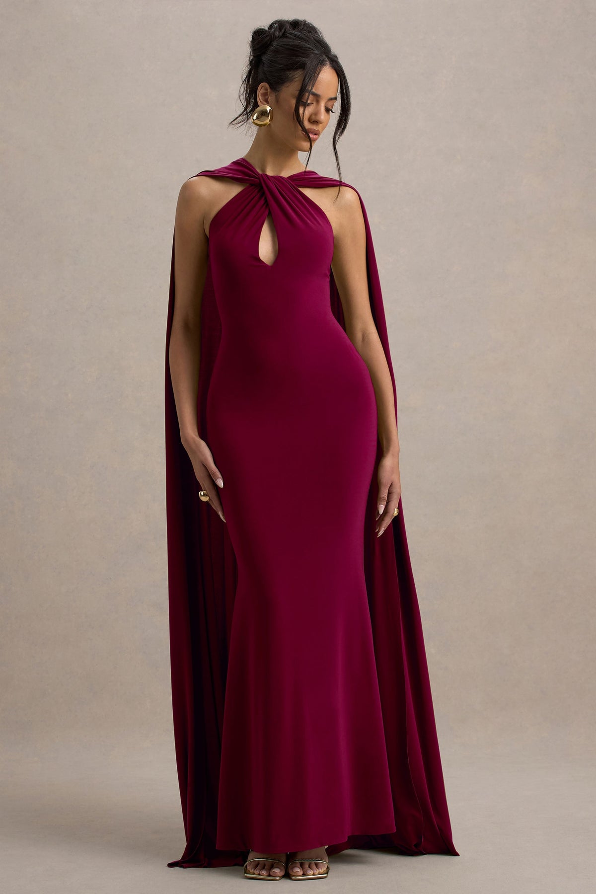 Rhoda | Vestido largo en burdeos con escote halter torcido y capa