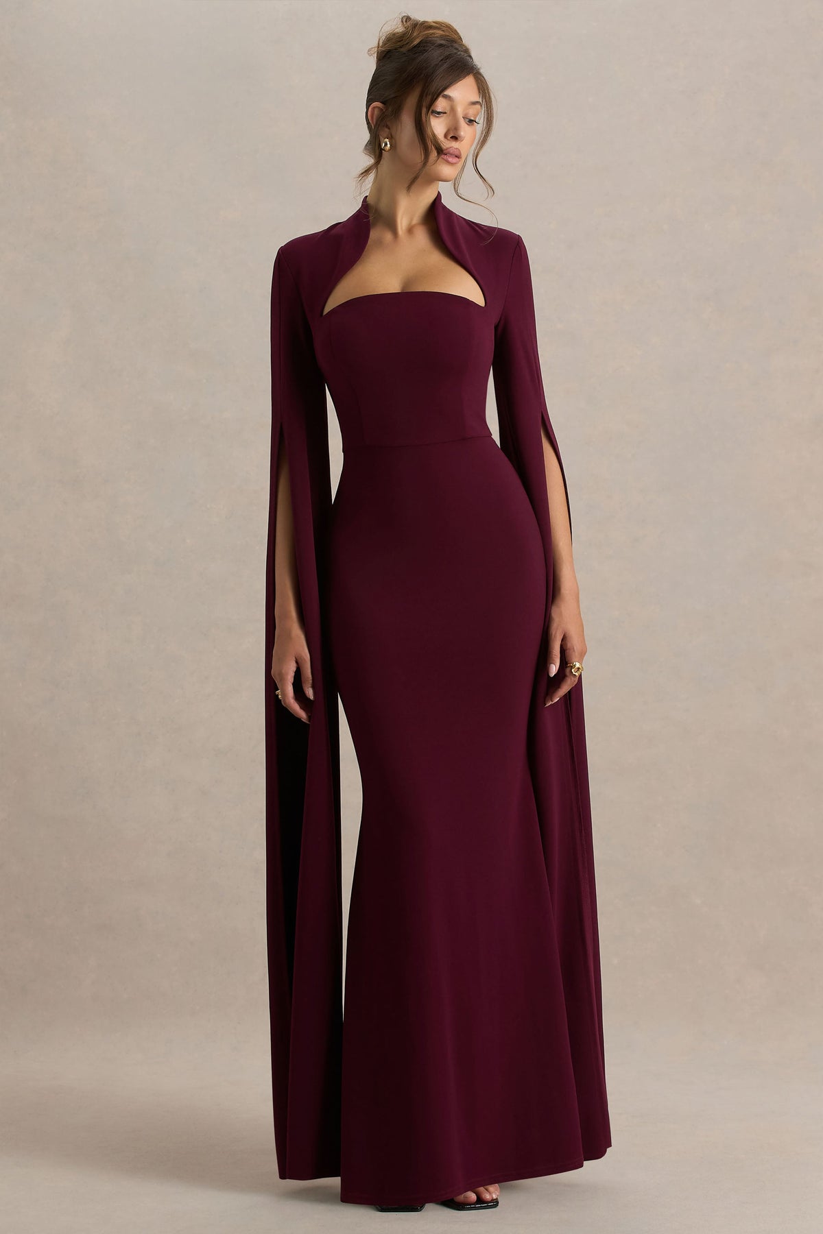 Esme | Vestido Largo Burdeos con Escote Cuadrado y Mangas Tipo Capa