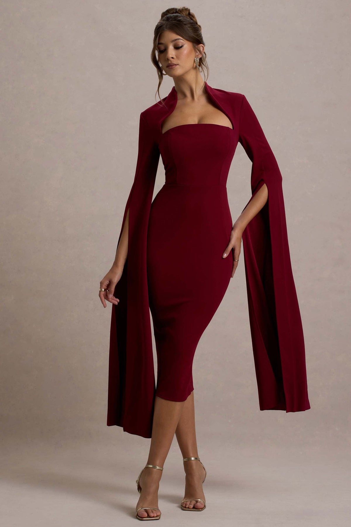Linden | Vestido midi ajustado al cuerpo con mangas capa en color baya