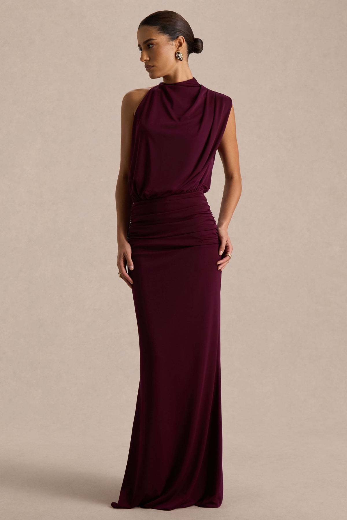 Umaira | Vestido largo burdeos con escote alto