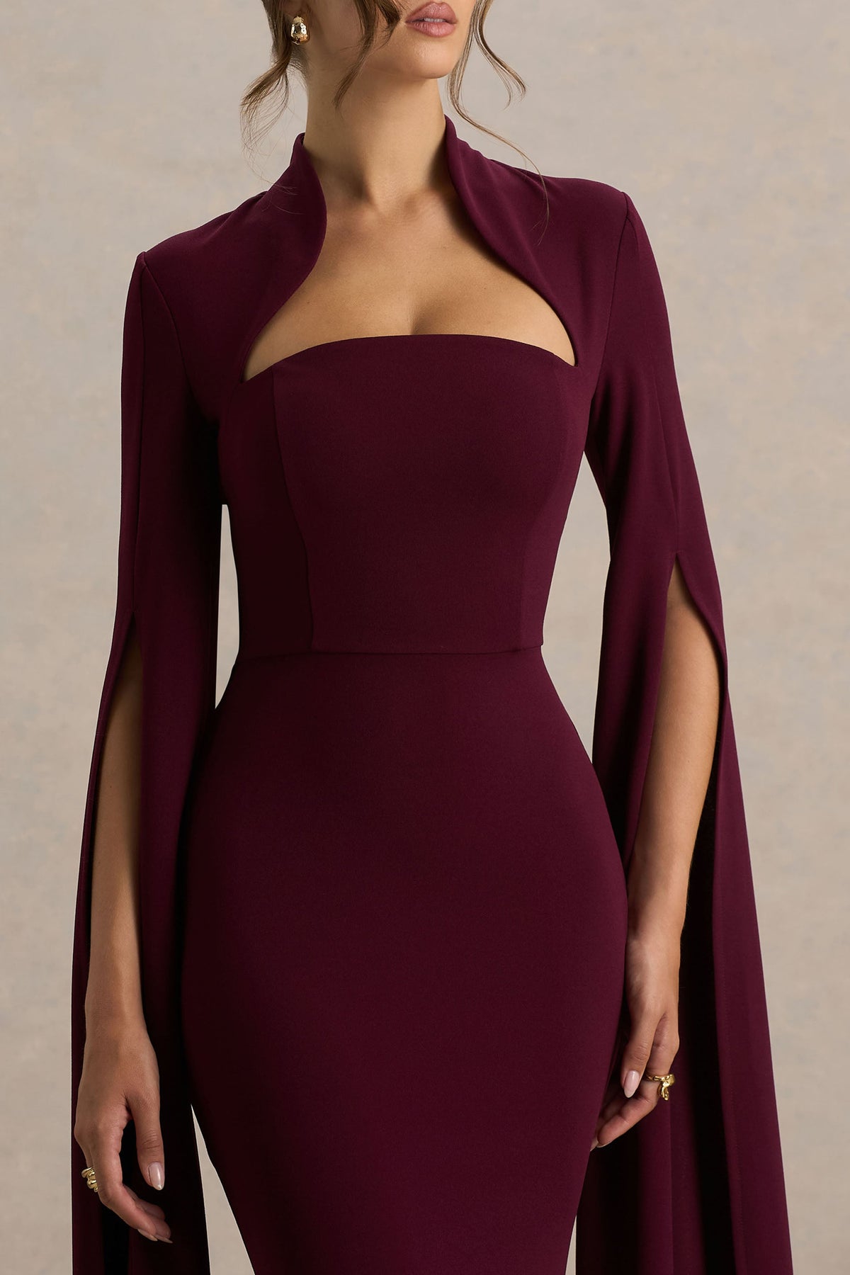 Esme | Vestido Largo Burdeos con Escote Cuadrado y Mangas Tipo Capa