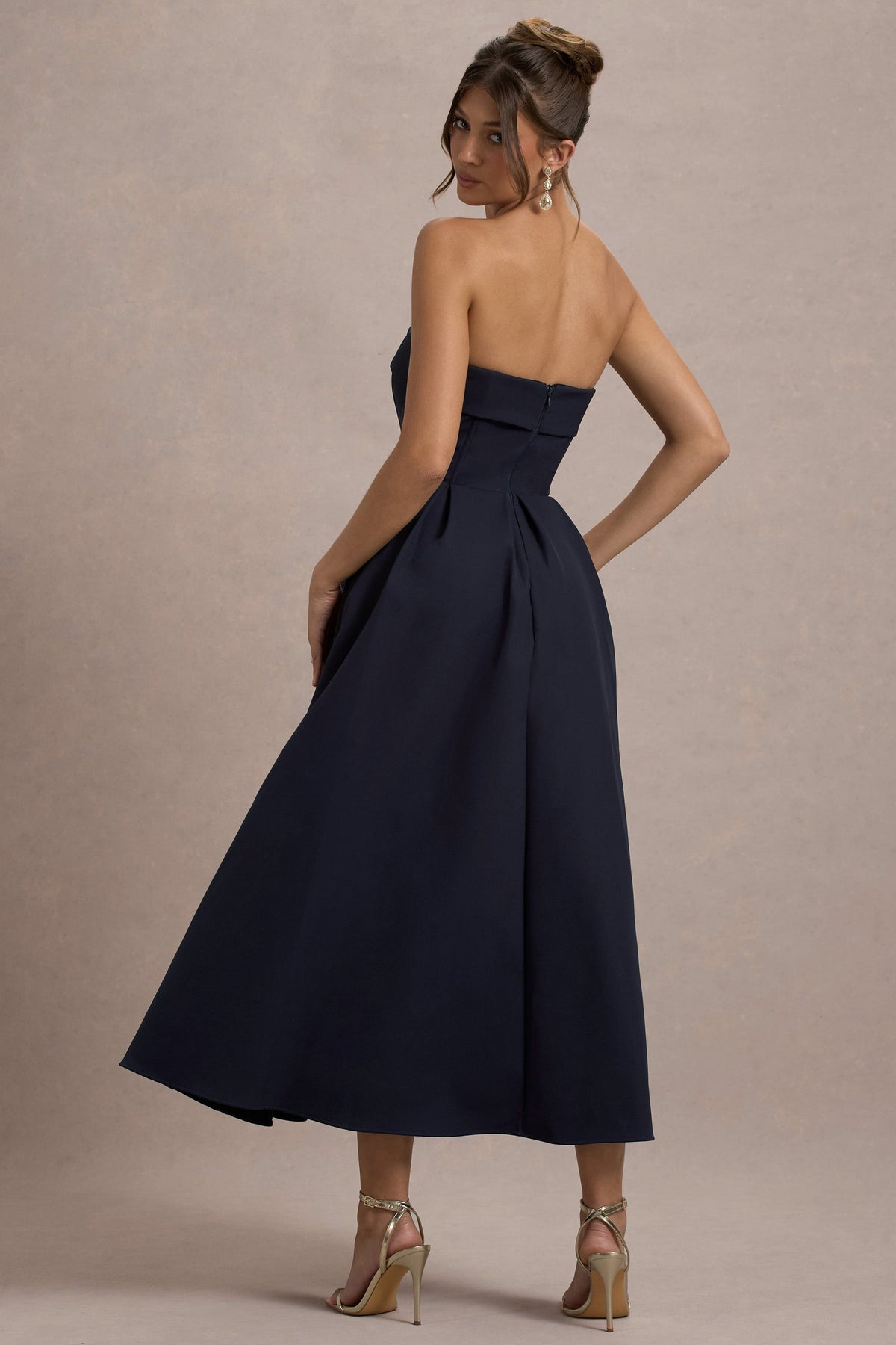 Annalise | Vestido Midi Azul Marino De Bandeau Con Falda Plisada