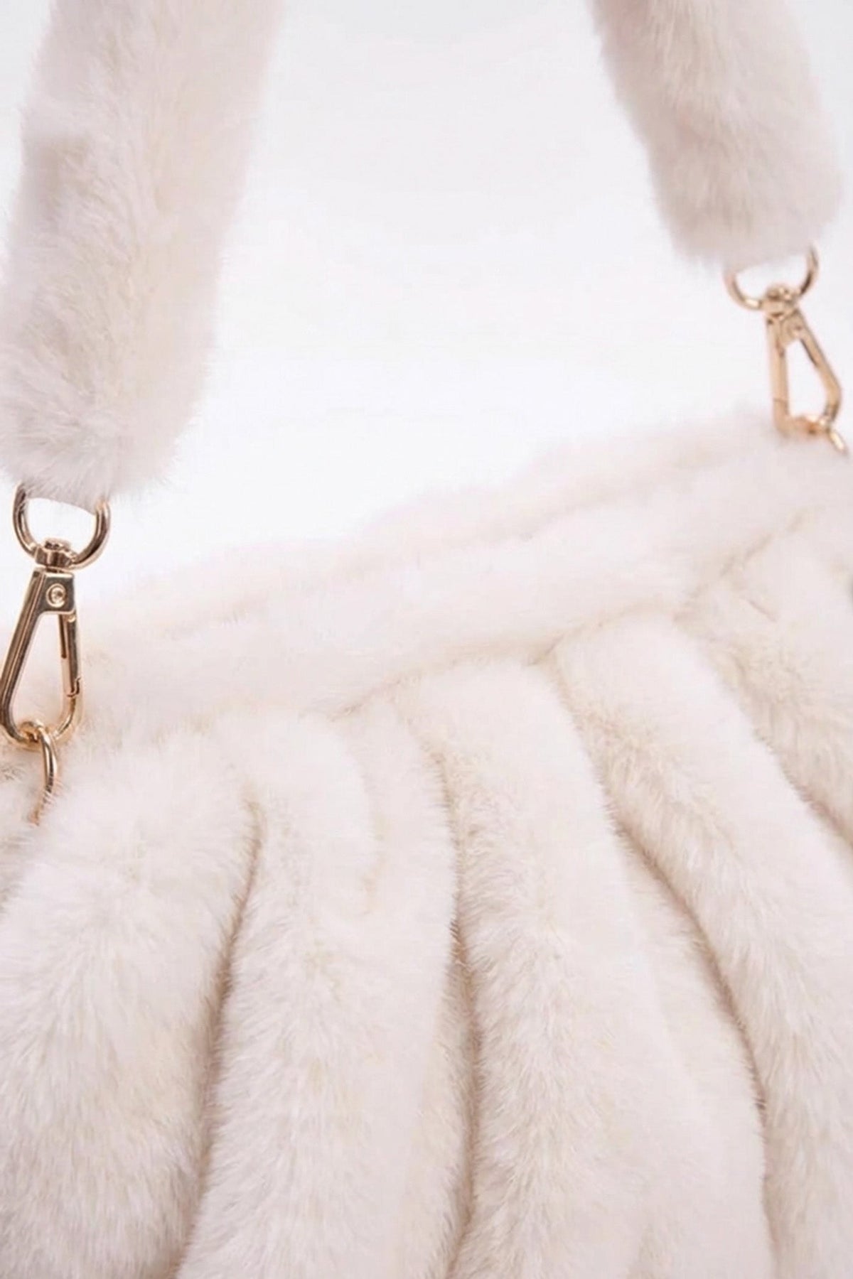 Bolso de Hombro de Pelo Sintético con Diseño Fruncido – Blanco
