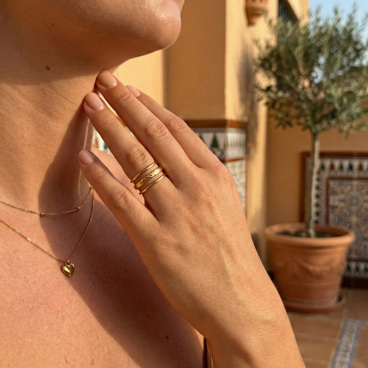 Anillo elegante de tres láminas con diseño triple